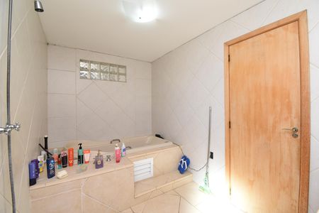 Casa à venda com 443m², 5 quartos e 5 vagasBanheiro da Suíte 2