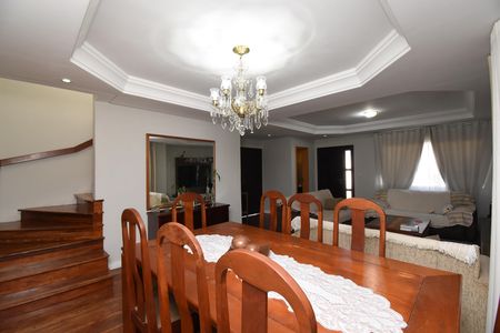 Casa à venda com 443m², 5 quartos e 5 vagasSala