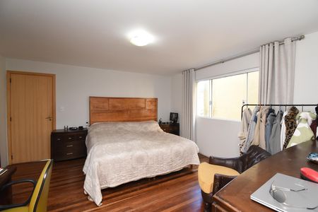 Casa à venda com 443m², 5 quartos e 5 vagasSuíte 2
