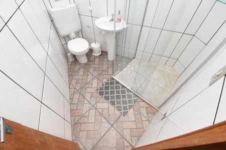Casa à venda com 443m², 5 quartos e 5 vagasBanheiro do Quarto Externo 2