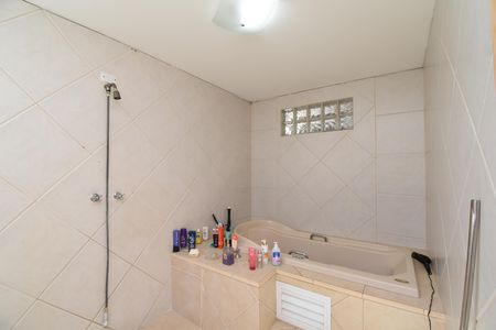 Casa à venda com 443m², 5 quartos e 5 vagasBanheiro da Suíte 2