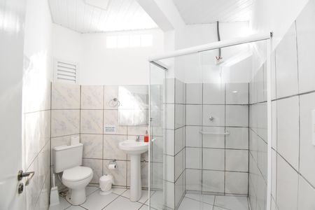 Casa à venda com 443m², 5 quartos e 5 vagasBanheiro do Quarto Externo 1