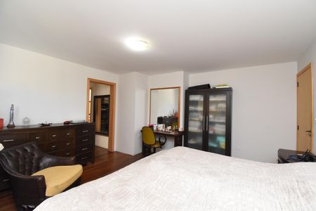 Casa à venda com 443m², 5 quartos e 5 vagasSuíte 2