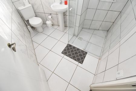 Casa à venda com 443m², 5 quartos e 5 vagasBanheiro do Quarto Externo 1