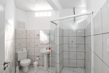 Casa à venda com 443m², 5 quartos e 5 vagasBanheiro do Quarto Externo 1