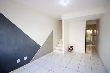 Sala de casa de condomínio para alugar com 2 quartos, 70m² em Laranjal, São Gonçalo