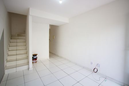 Sala de casa de condomínio para alugar com 2 quartos, 70m² em Laranjal, São Gonçalo
