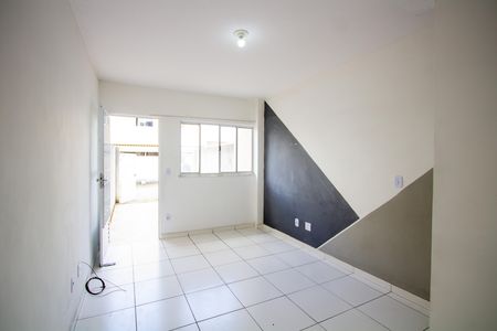 Sala de casa de condomínio para alugar com 2 quartos, 70m² em Laranjal, São Gonçalo