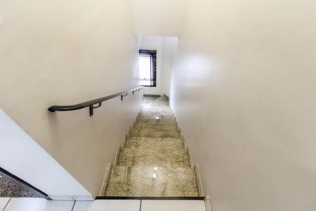 Casa de condomínio à venda com 90m², 2 quartos e 2 vagas Casa de condomínio à venda com 90m², 2 quartos e 2 vagasEscada