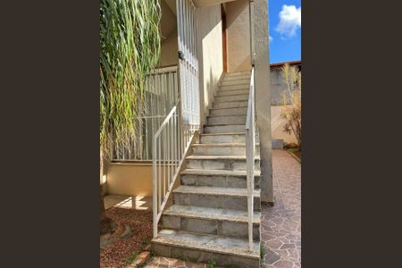 Apartamento para alugar com 85m², 2 quartos e 1 vaga Apartamento para alugar com 85m², 2 quartos e 1 vagaEscada
