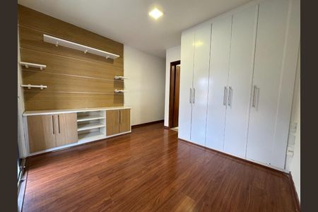 Casa à venda com 352m², 4 quartos e 2 vagas