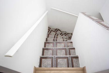 Casa à venda com 100m², 4 quartos e 2 vagasEscada