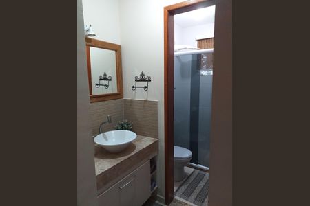 Banheiro de casa de condomínio para alugar com 3 quartos, 105m² em Chácaras De Inoã, Maricá