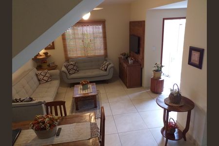 Sala de casa de condomínio para alugar com 3 quartos, 105m² em Chácaras De Inoã, Maricá
