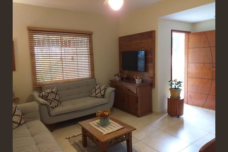 Sala de casa de condomínio para alugar com 3 quartos, 105m² em Chácaras De Inoã, Maricá