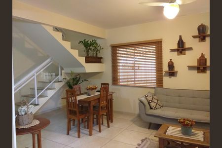 Sala de casa de condomínio para alugar com 3 quartos, 105m² em Chácaras De Inoã, Maricá