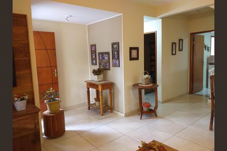 Sala de casa de condomínio para alugar com 3 quartos, 105m² em Chácaras De Inoã, Maricá