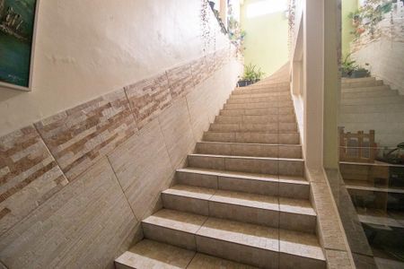 Casa à venda com 410m², 4 quartos e 8 vagas Casa à venda com 410m², 4 quartos e 8 vagasEscada