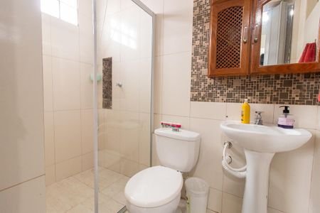 Casa à venda com 410m², 4 quartos e 8 vagas Casa à venda com 410m², 4 quartos e 8 vagasBanheiro da Suíte 2