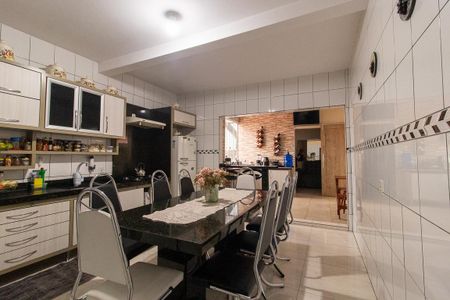 Casa à venda com 410m², 4 quartos e 8 vagas Casa à venda com 410m², 4 quartos e 8 vagasCozinha