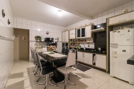 Casa à venda com 410m², 4 quartos e 8 vagas Casa à venda com 410m², 4 quartos e 8 vagasCozinha