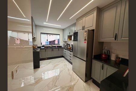Casa à venda com 230m², 3 quartos e 4 vagas