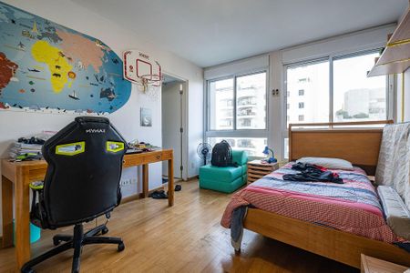 Apartamento à venda com 240m², 3 quartos e 2 vagas Apartamento à venda com 240m², 3 quartos e 2 vagasSuíte 3