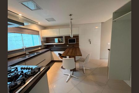 Casa à venda com 221m², 3 quartos e 5 vagas