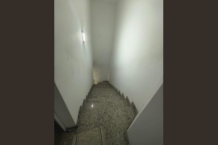 Apartamento à venda com 94m², 2 quartos e 1 vaga Apartamento à venda com 94m², 2 quartos e 1 vagaEscada