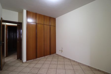 Quarto 1 de apartamento para alugar com 3 quartos, 130m² em Saraiva, Uberlândia