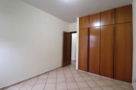 Quarto 1 de apartamento para alugar com 3 quartos, 130m² em Saraiva, Uberlândia
