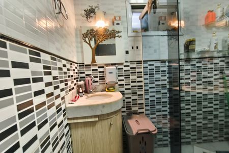 Casa à venda com 220m², 3 quartos e 2 vagas Casa à venda com 220m², 3 quartos e 2 vagasBanheiro Suíte