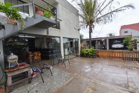 Casa à venda com 220m², 3 quartos e 2 vagas Casa à venda com 220m², 3 quartos e 2 vagasQuintal