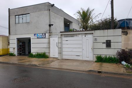 Casa à venda com 220m², 3 quartos e 2 vagas Casa à venda com 220m², 3 quartos e 2 vagasFachada