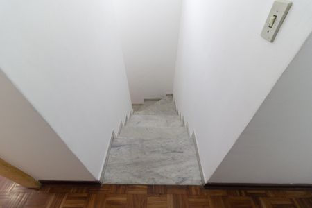 Casa para alugar com 140m², 3 quartos e 2 vagas Casa para alugar com 140m², 3 quartos e 2 vagasEscada
