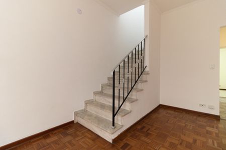 Casa para alugar com 140m², 3 quartos e 2 vagas Casa para alugar com 140m², 3 quartos e 2 vagasEscada