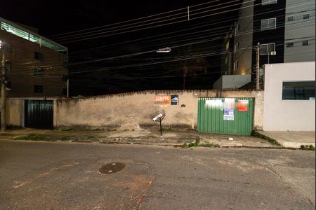 Casa à venda com 360m², 2 quartos e 5 vagas Casa à venda com 360m², 2 quartos e 5 vagasPlaca instalada com o codigo RXDE-96 no dia 19-06-2026