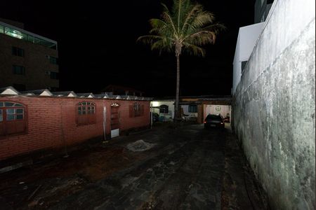 Casa à venda com 360m², 2 quartos e 5 vagas Casa à venda com 360m², 2 quartos e 5 vagasQuintal