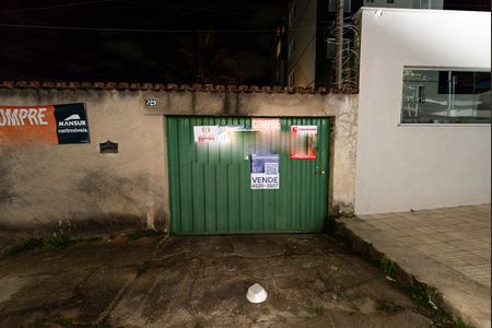 Casa à venda com 360m², 2 quartos e 5 vagas Casa à venda com 360m², 2 quartos e 5 vagasPlaca instalada com o codigo RXDE-96 no dia 19-06-2026