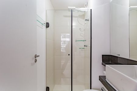 Banheiro de kitnet/studio para alugar com 1 quarto, 19m² em Vila Santo Estefano, São Paulo