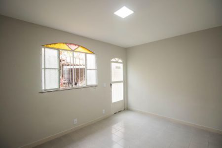 Sala de casa para alugar com 2 quartos, 53m² em Colubandê, São Gonçalo
