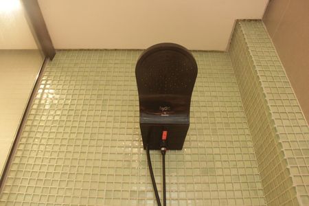 Banheiro de kitnet/studio para alugar com 1 quarto, 45m² em Ponta da Praia, Santos