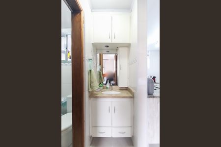 Banheiro de apartamento à venda com 3 quartos, 56m² em Conjunto Residencial José Bonifácio, São Paulo