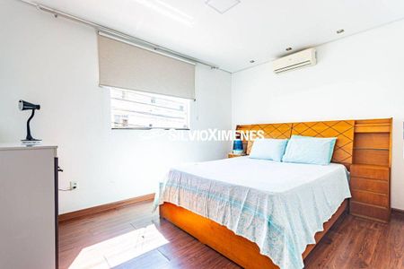 Casa à venda com 3 quartos, 217m² em Santa Efigênia, Belo Horizonte