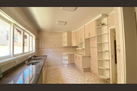 Casa à venda com 158m², 3 quartos e 4 vagas