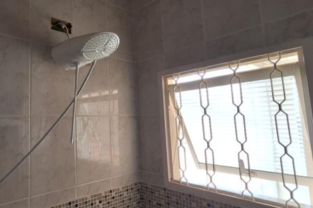 Casa para alugar com 212m², 4 quartos e 5 vagas Casa para alugar com 212m², 4 quartos e 5 vagasBanheiro da Suíte 2