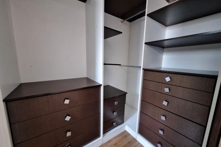 Casa para alugar com 212m², 4 quartos e 5 vagas Casa para alugar com 212m², 4 quartos e 5 vagasCloset da suíte 1