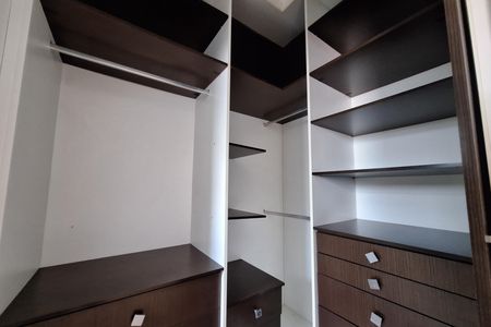 Casa para alugar com 212m², 4 quartos e 5 vagas Casa para alugar com 212m², 4 quartos e 5 vagasCloset da suíte 1