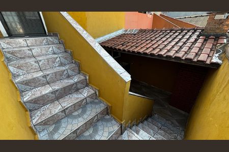 Casa para alugar com 110m², 2 quartos e 3 vagas Casa para alugar com 110m², 2 quartos e 3 vagasEscada - Quintal