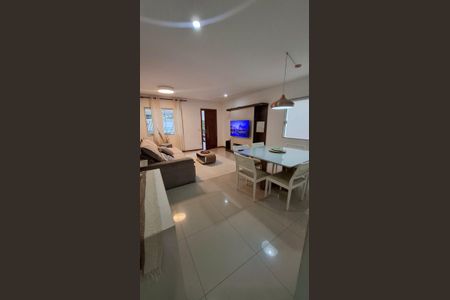 Sala  de casa à venda com 4 quartos, 180m² em Itaipu, Niterói